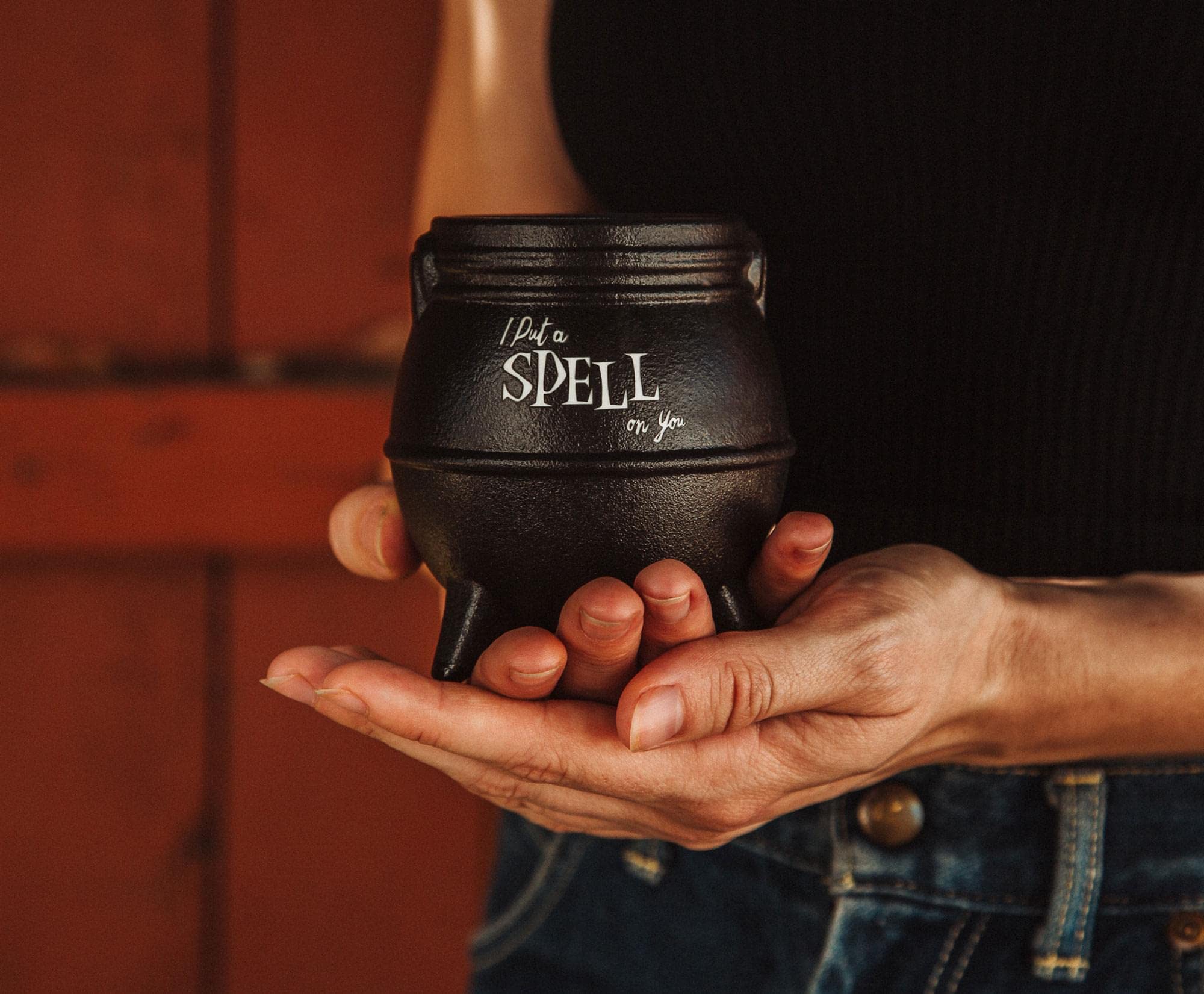 Disney Hocus Pocus "I Put A Spell On You" Ceramic Cauldron Candle | Lemongrass Fragrance With 30-Hour Burn Time