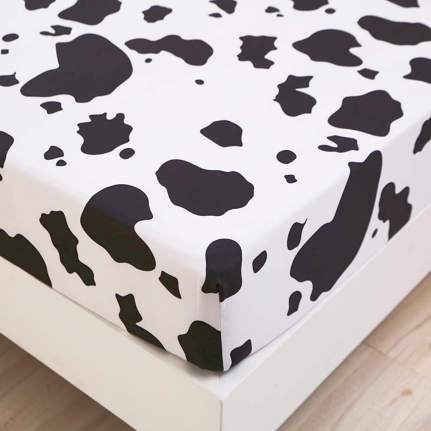 SDY 3PCS Milk Cow Print Stuff Bedding Fitted Sheet Set Queen Size, Cartoon Cow Pattern Fitted Sheet with Deep Pocket and 2 Pillowcases, Cute and Cozy, Kawaii Bed for Kids, Children, Boys, Girls, Teens