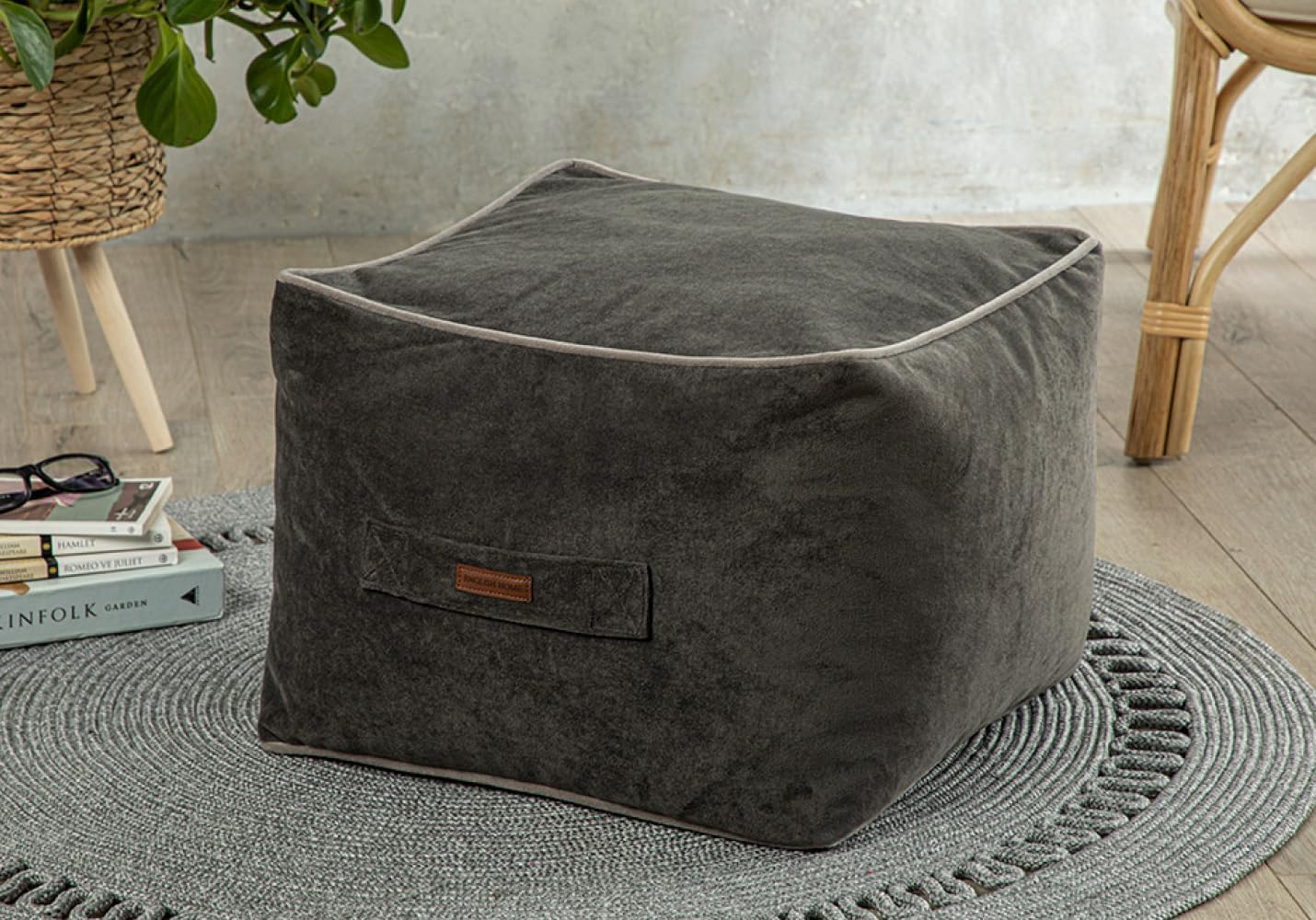 English Home Ottoman Pouffe, Comfortable Cube Foot Stool, Soft Velvet Bean Bag, Home Decor Footstool Extra Seating for Living Room, Bedroom, Casha, 17.7x17.7 inch (45x45 cm), Anthracite