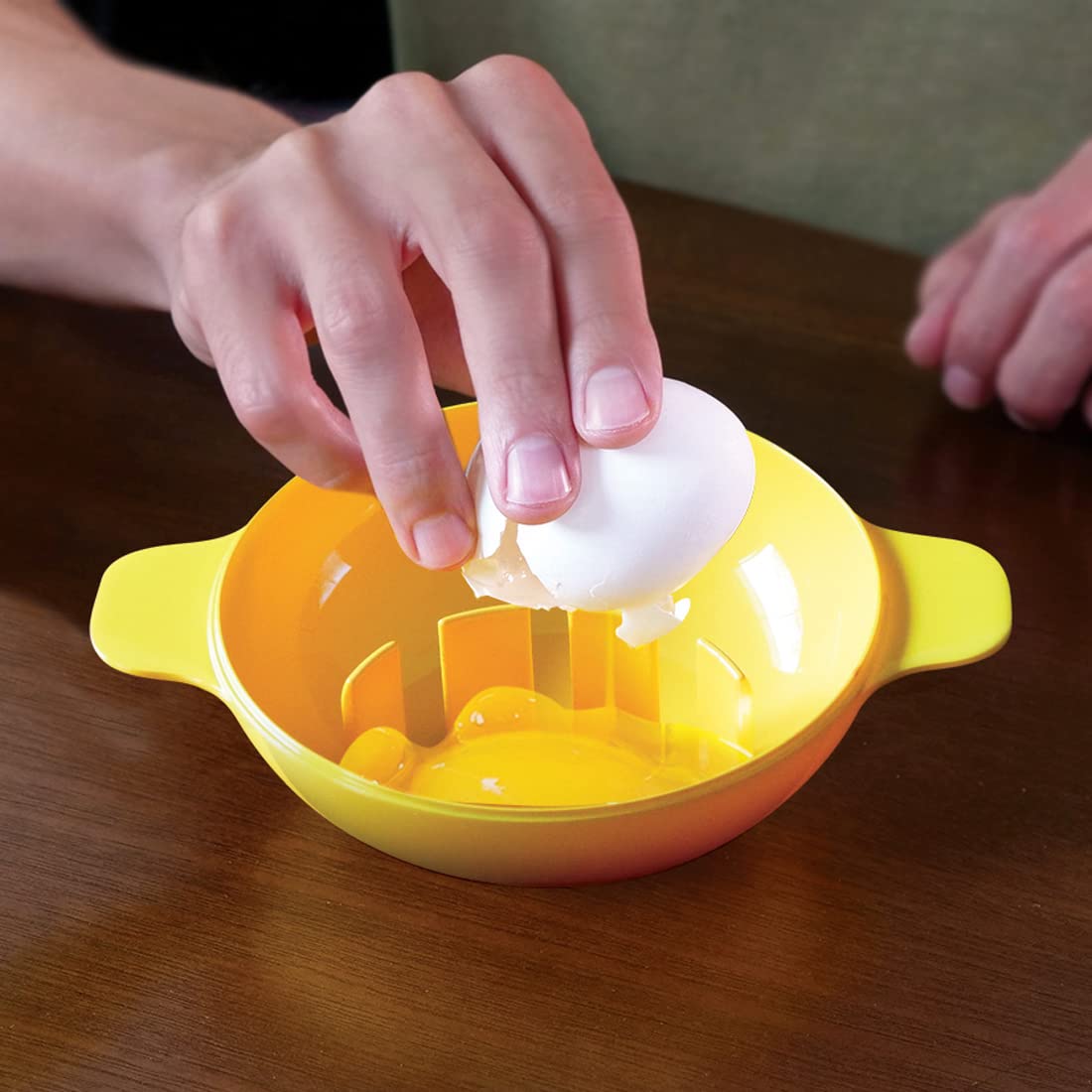 Microwave Egg Cooker Poacher Scramble Omelet Eggwich Maker with Silicone Handles Yolk Separator and Shell Cracker