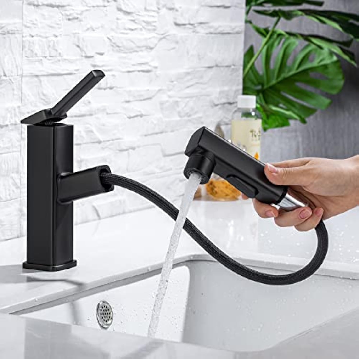 HANLIAN Single Hole Pull Out Faucet for Bathroom Sink, Black Sink Faucet Bathroom, One Handle Modern Bathroom Faucet with Pull Down Sprayer, 3 Modes Bathroom Pull Out Faucet with Rotating Spout