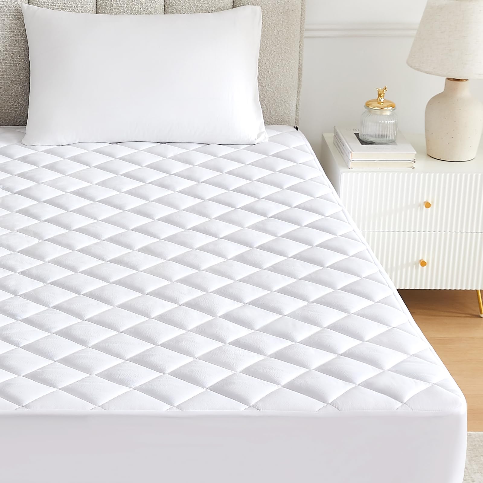 Yinlnpaul Queen Quilted Fitted Mattress Pad Breathable Mattress Protector Queen Size Machine Washable Mattress Cover Soft Mattress Topper with Deep Pocket Fitted 21 Inches (Queen,White)