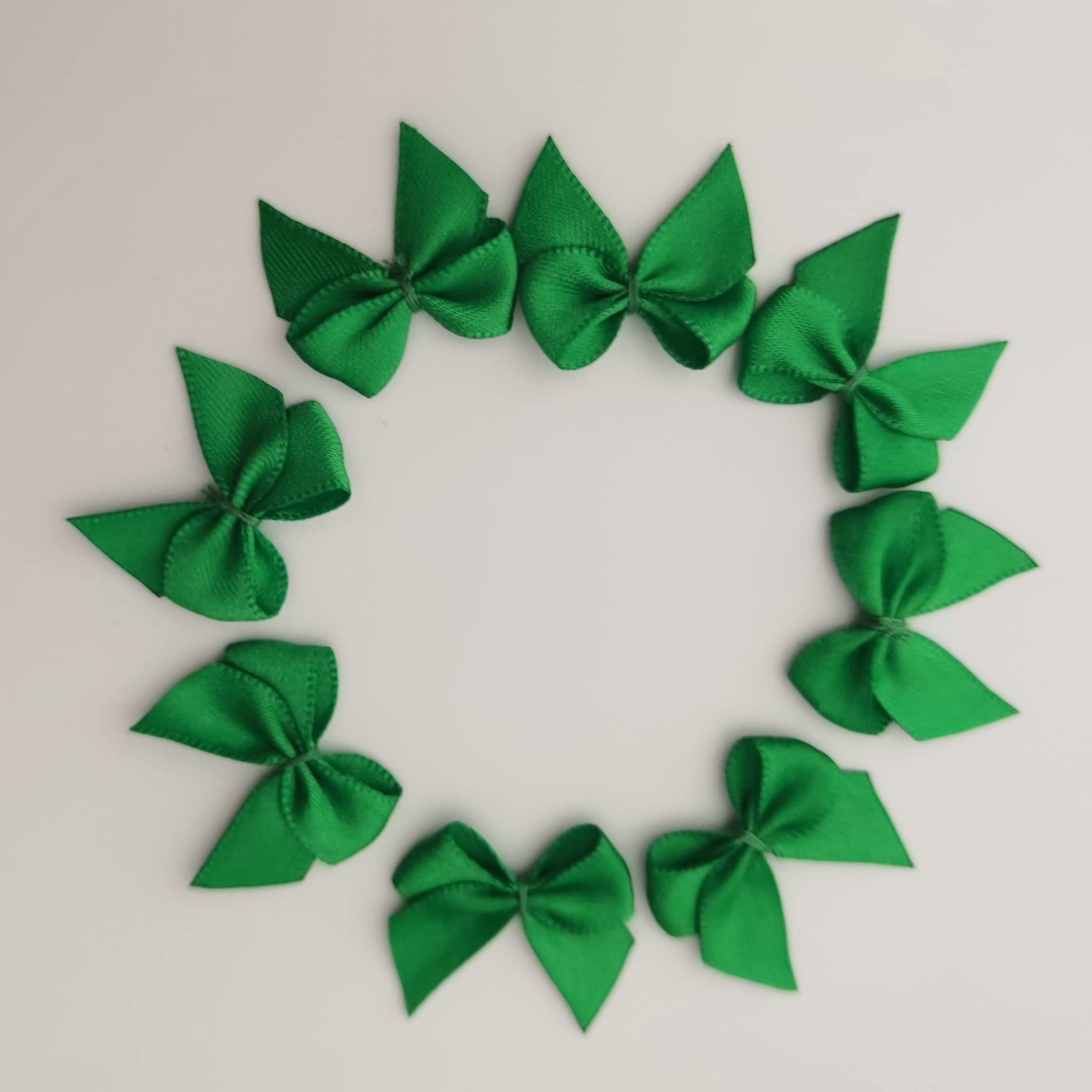 Micomon 50pcs 1.2-Inch Mini Satin Ribbon Bows for Crafts Small Green Bows Christmas Decoration Embalishement Scrapbooking(Green)