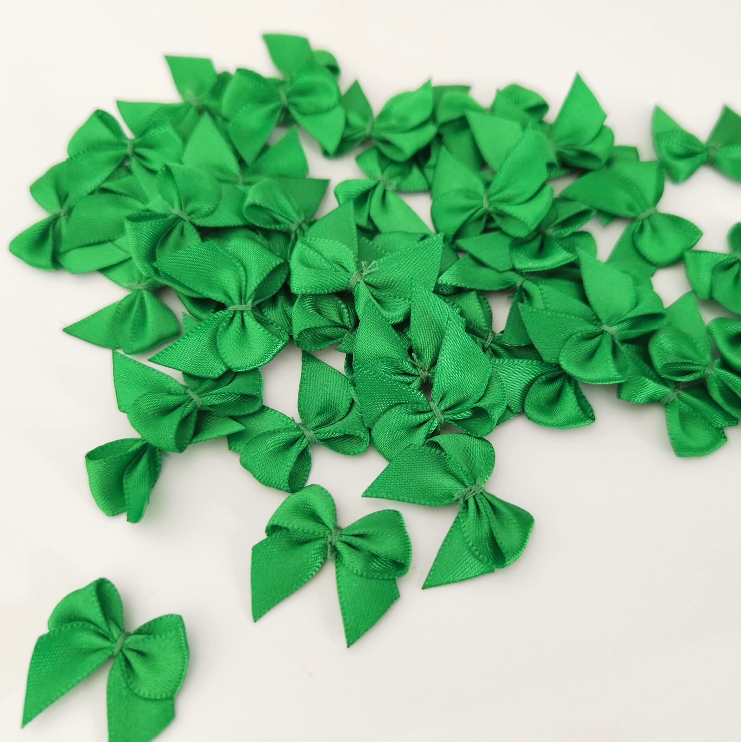 Micomon 50pcs 1.2-Inch Mini Satin Ribbon Bows for Crafts Small Green Bows Christmas Decoration Embalishement Scrapbooking(Green)