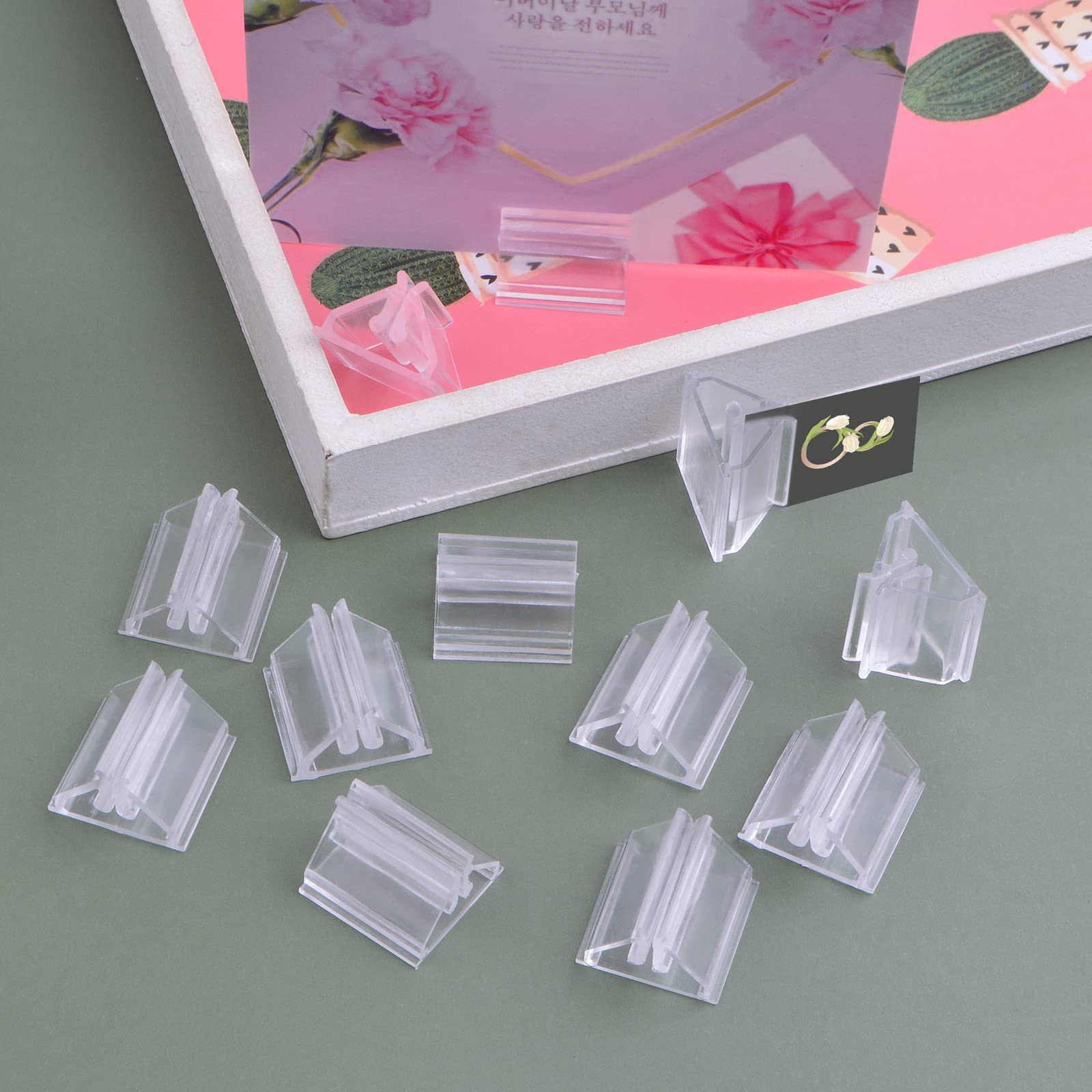 KMOSPAD 50 Pieces Clear Plastic Place Card Holders Game Card Stands Small Wedding Table Sign Stands Place Cards Holders for Photos Memos Board Game Markers Party Favor