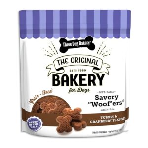 three dog bakery soft baked grain free meaty woofers, turkey and cranberry flavor, premium treats for dogs, brown, 25 oz