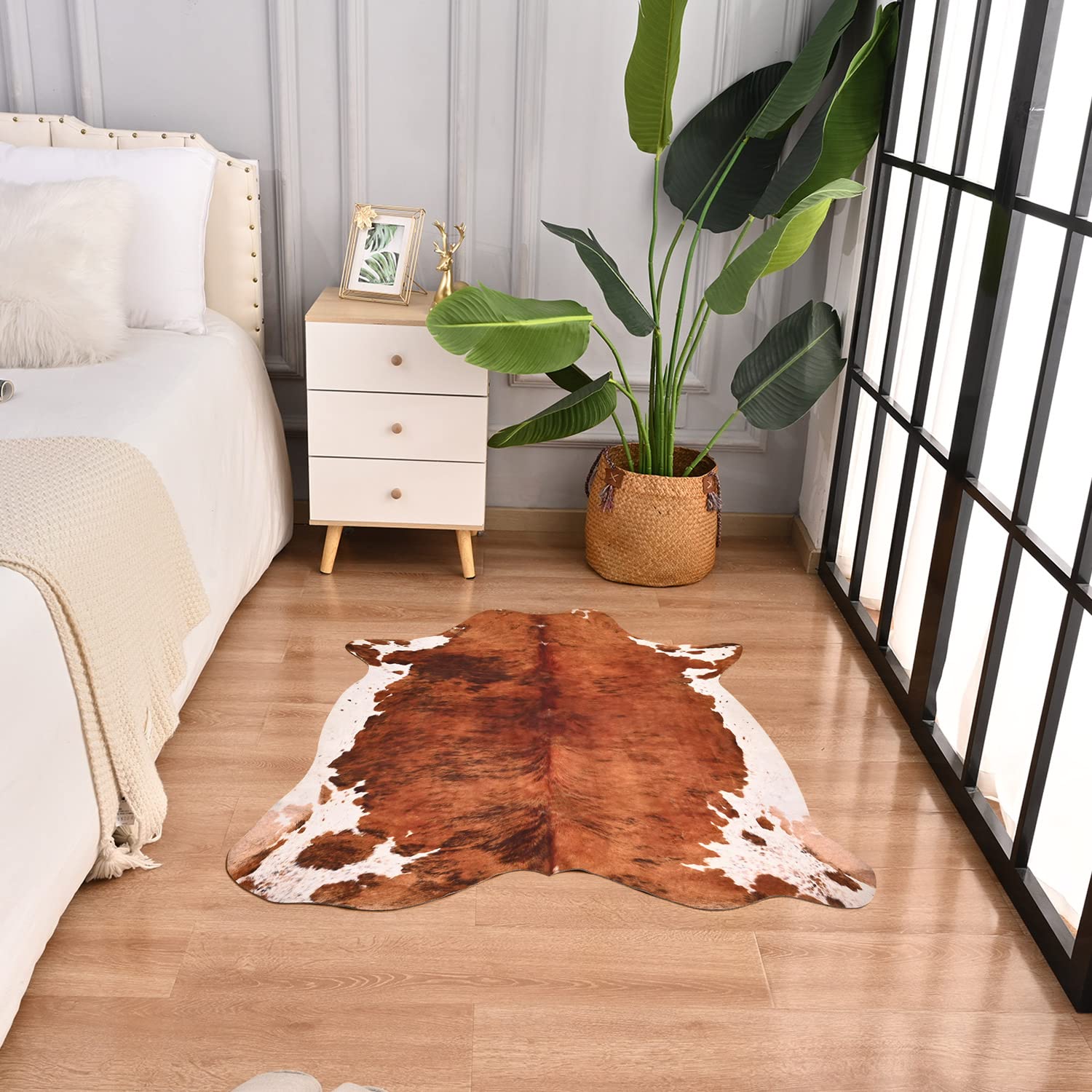 Terrug Small Cowhide Rug Western Decor, 3.6 x 2.3 Feet Premium Western Cow Print Rug, Faux Cowhide Rug for Living Room Bedroom Entryway Kitchen Hallyway Party Wall Home Decor, Brown