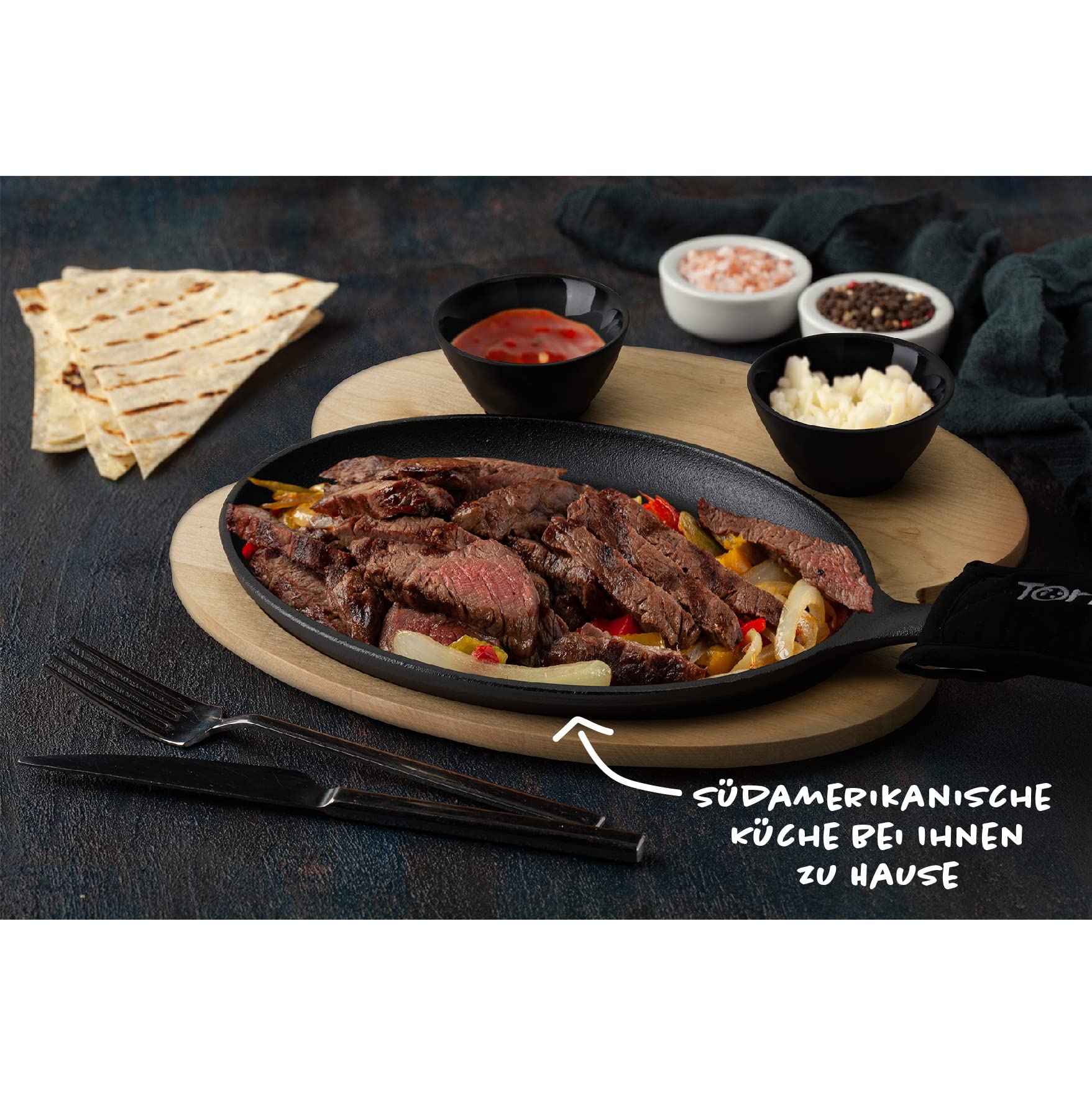 Tortillada – 10 Inch Cast Iron Fajita Pan/Grill Pan Set for Fajitas – incl. wooden Serving Tray + 2 Ceramic dip bowls (Set of 2)