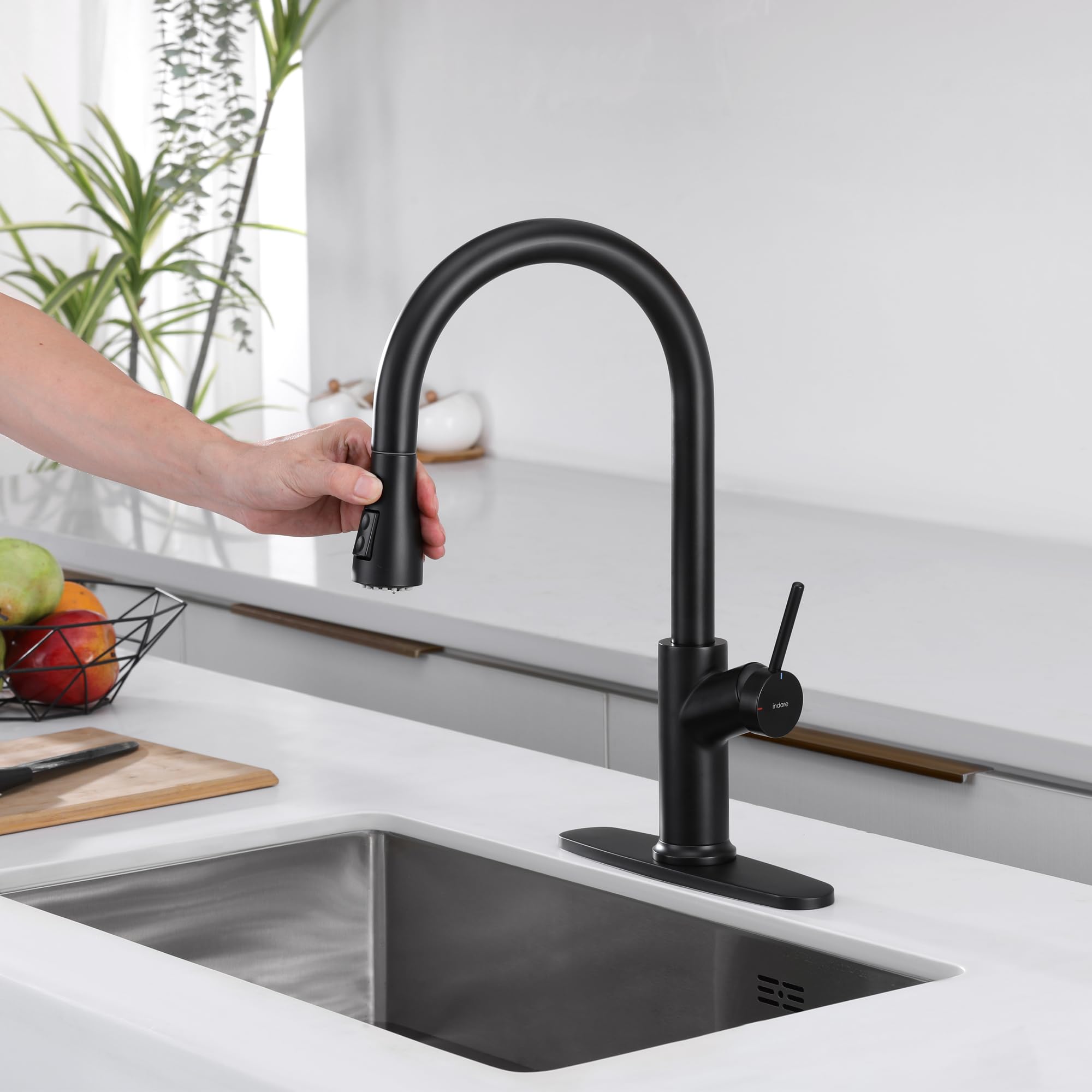 Indare Kitchen Faucets， Kitchen Faucet with Pull-Down Sprayer， Matte Black Kitchen Faucet with Deck Plate， Kitchen Faucet with Sprayer