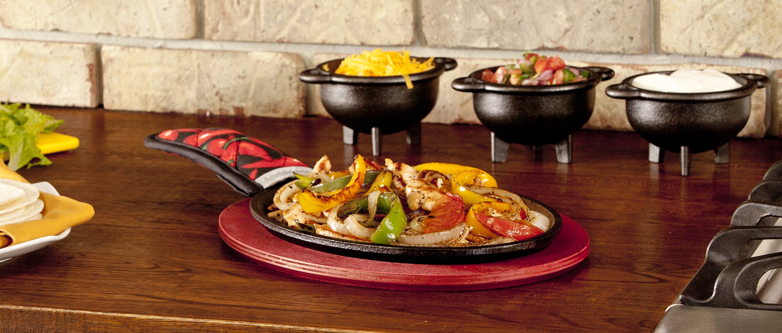 Lodge LFSR3 Cast Iron Fajita Set, Pre-Seasoned