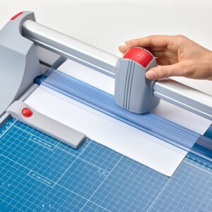 Dahle 440 Premium Rotary Trimmer, 14" Cut Length, 30 Sheet Capacity, Self-Sharpening, Automatic Clamp, German Engineered Paper Cutter