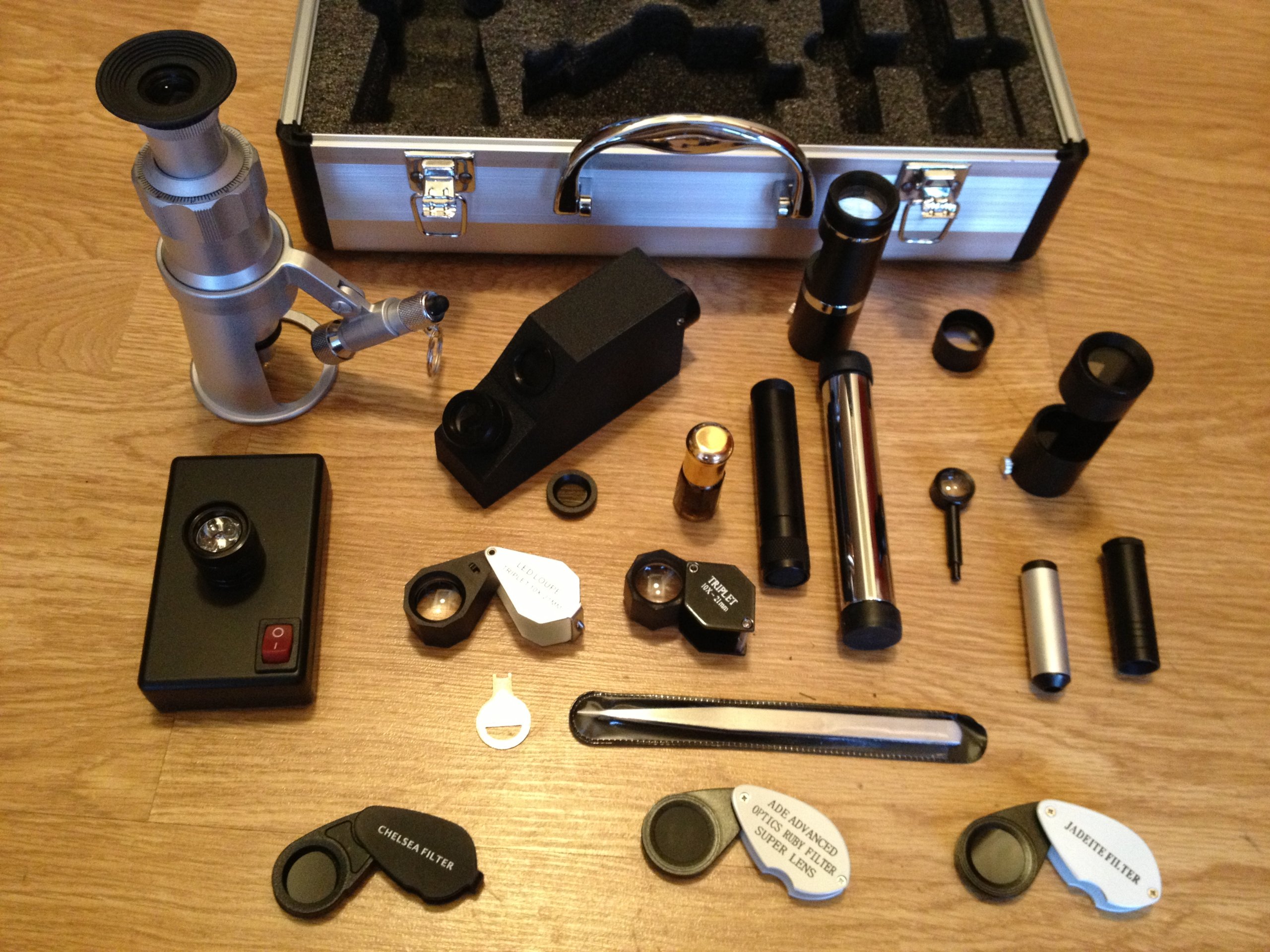 Gemologists' Travel/portable Lab Suitcase. Including Microscope, Dichroscope, Spectroscope, Chelsea Filter, Ruby Filter, Jadeite Filter, Polariscope, Darkfield Loupe, Uv Magnifier, Gem Refractometer, Polariscope, Conoscope, Refractive Index Liquid Oil, Ge