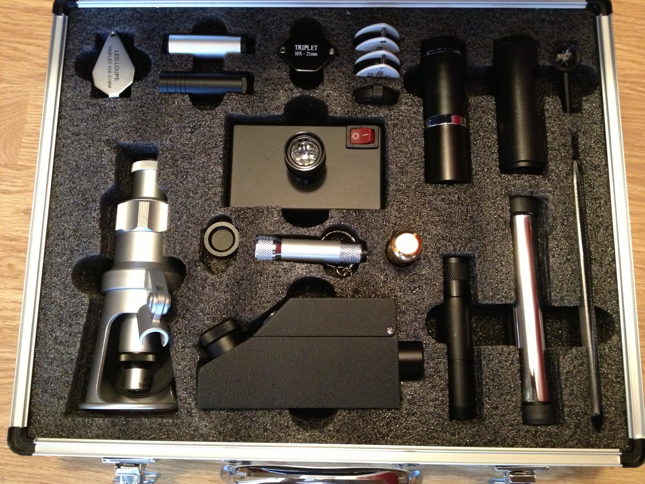 Gemologists' Travel/portable Lab Suitcase. Including Microscope, Dichroscope, Spectroscope, Chelsea Filter, Ruby Filter, Jadeite Filter, Polariscope, Darkfield Loupe, Uv Magnifier, Gem Refractometer, Polariscope, Conoscope, Refractive Index Liquid Oil, Ge