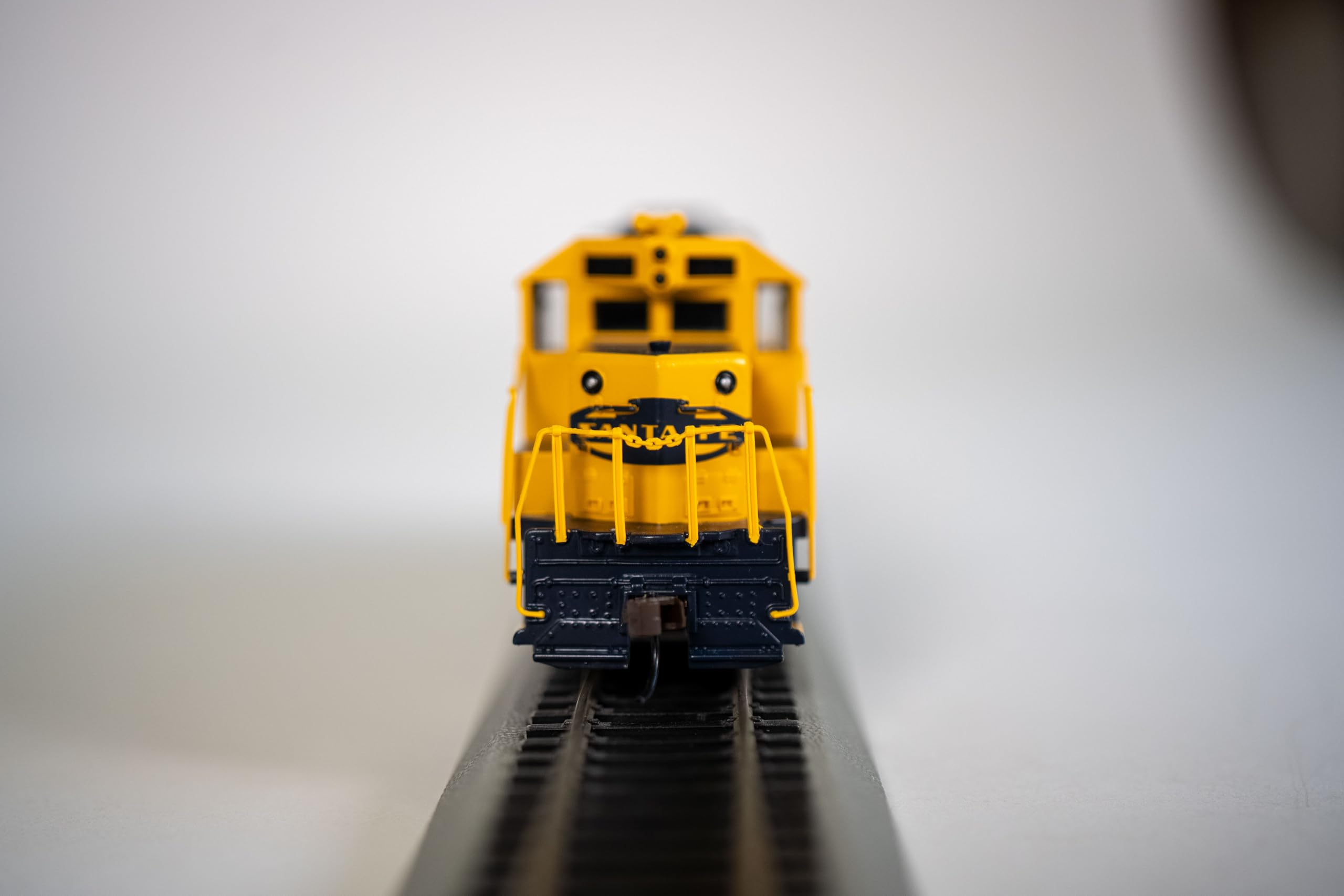 Bachmann Industries EMD GP40 DCC Equipped Locomotive Santa Fe #3508 HO Scale Train Car, Blue/Yellow