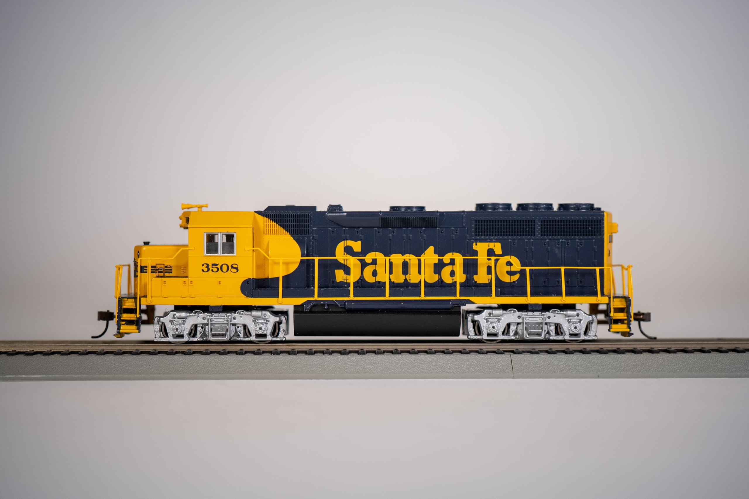 Bachmann Industries EMD GP40 DCC Equipped Locomotive Santa Fe #3508 HO Scale Train Car, Blue/Yellow