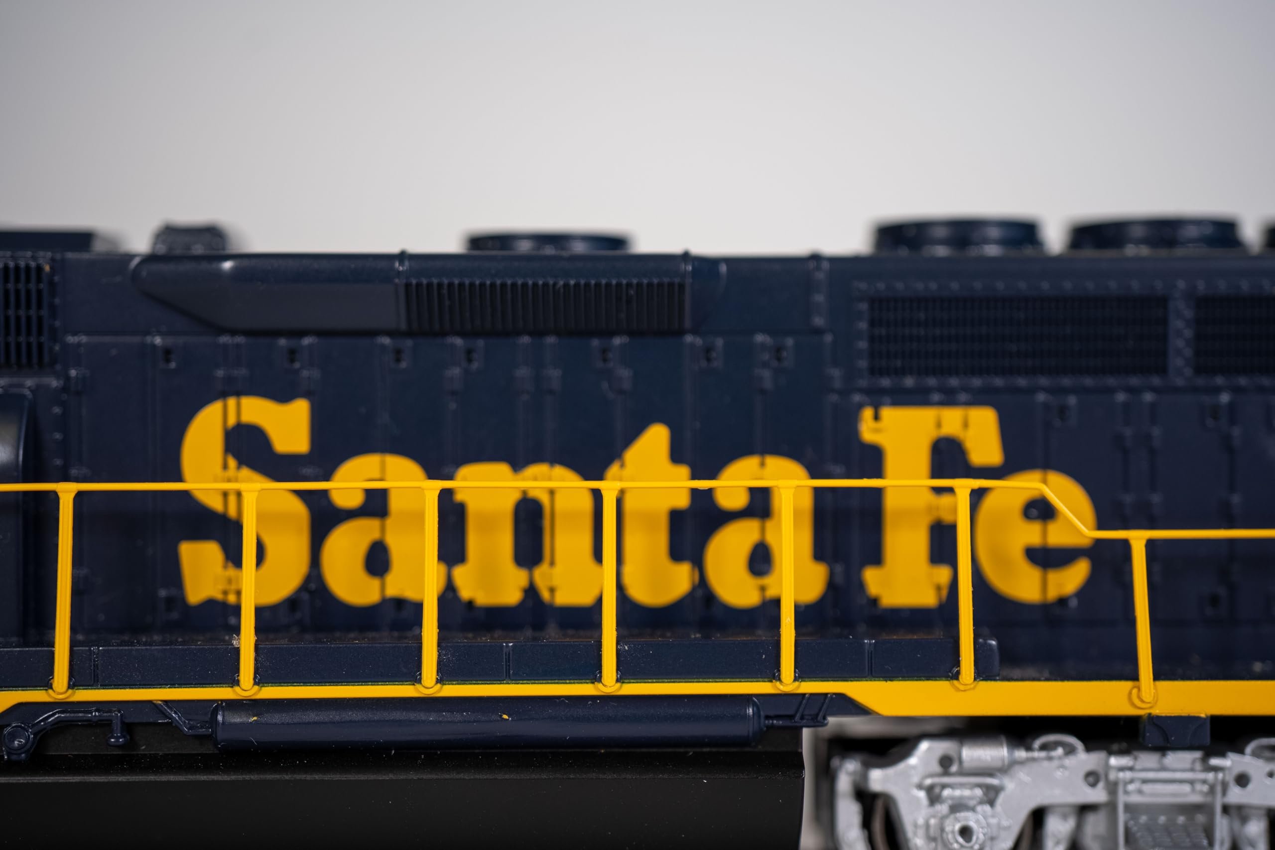 Bachmann Industries EMD GP40 DCC Equipped Locomotive Santa Fe #3508 HO Scale Train Car, Blue/Yellow