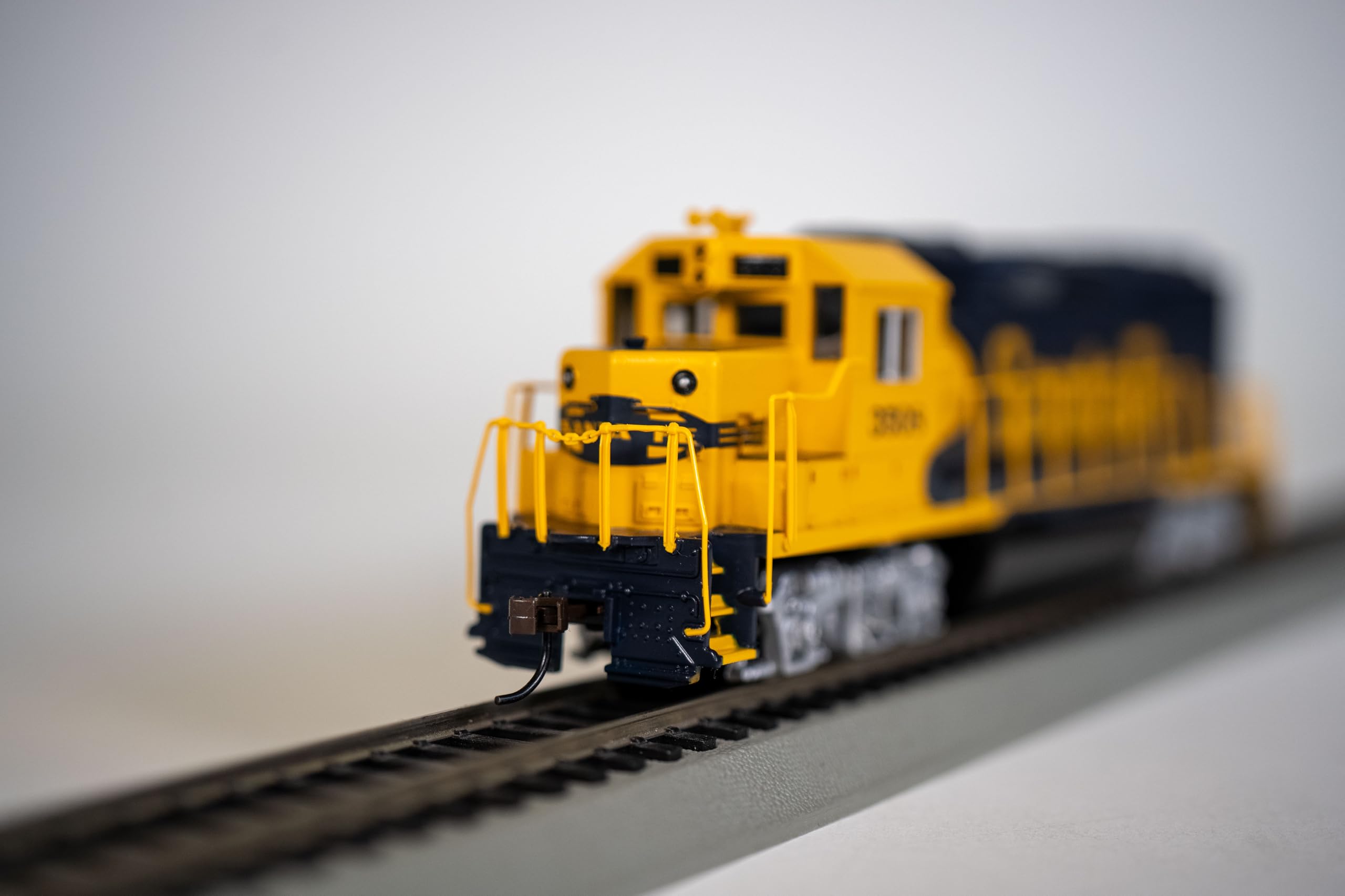 Bachmann Industries EMD GP40 DCC Equipped Locomotive Santa Fe #3508 HO Scale Train Car, Blue/Yellow