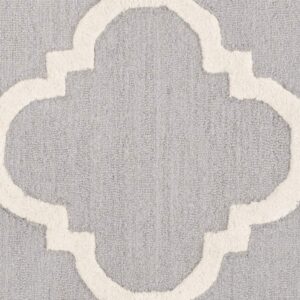 SAFAVIEH Cambridge Collection 4' x 6' Silver / Ivory CAM140D Handmade Moroccan Trellis Premium Wool Area Rug