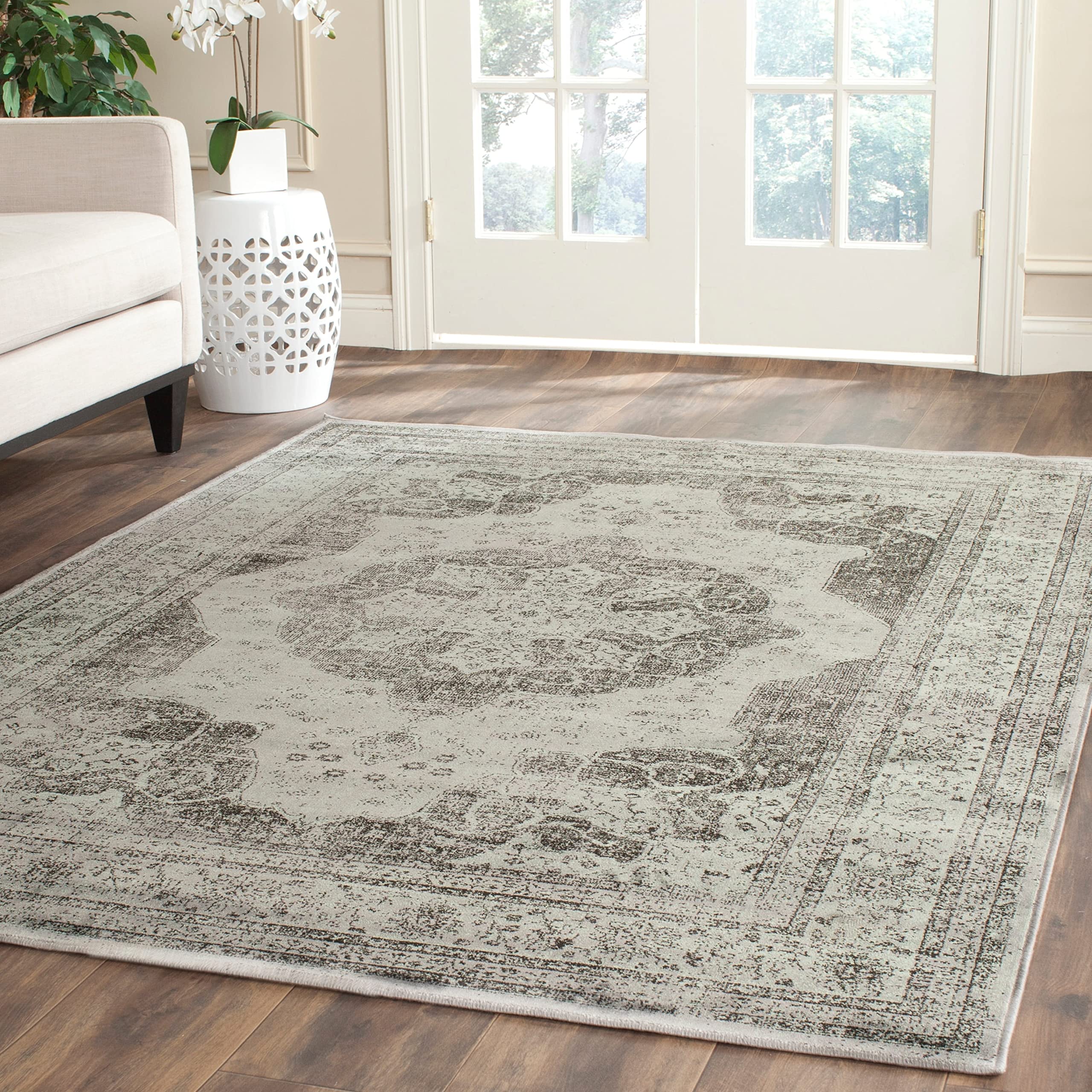 SAFAVIEH Vintage Collection Area Rug - 9' x 12', Grey & Multi, Oriental Traditional Distressed Viscose Design, Ideal for High Traffic Areas in Living Room, Bedroom (VTG158-770)