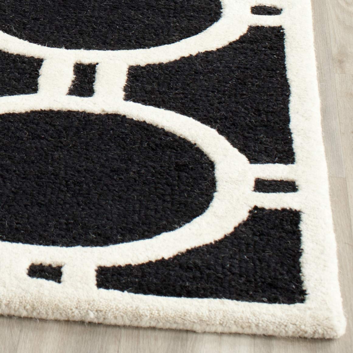 SAFAVIEH Cambridge Collection Accent Rug - 2' x 3', Black & Ivory, Handmade Moroccan Wool, Ideal for High Traffic Areas in Entryway, Living Room, Bedroom (CAM145E)