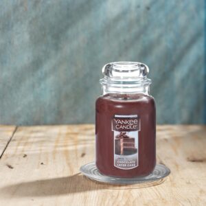 Yankee Candle Chocolate Layer Cake Scented, Classic 22oz Large Jar Single Wick Candle, Over 110 Hours of Burn Time