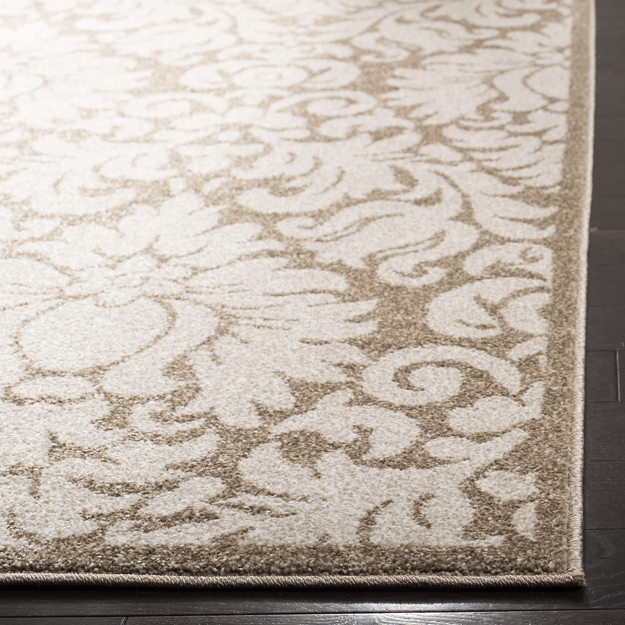 SAFAVIEH Amherst Collection Accent Rug - 3' x 5', Wheat & Beige, Floral Damask Design, Non-Shedding & Easy Care, Ideal for High Traffic Areas in Entryway, Living Room, Bedroom (AMT427S)