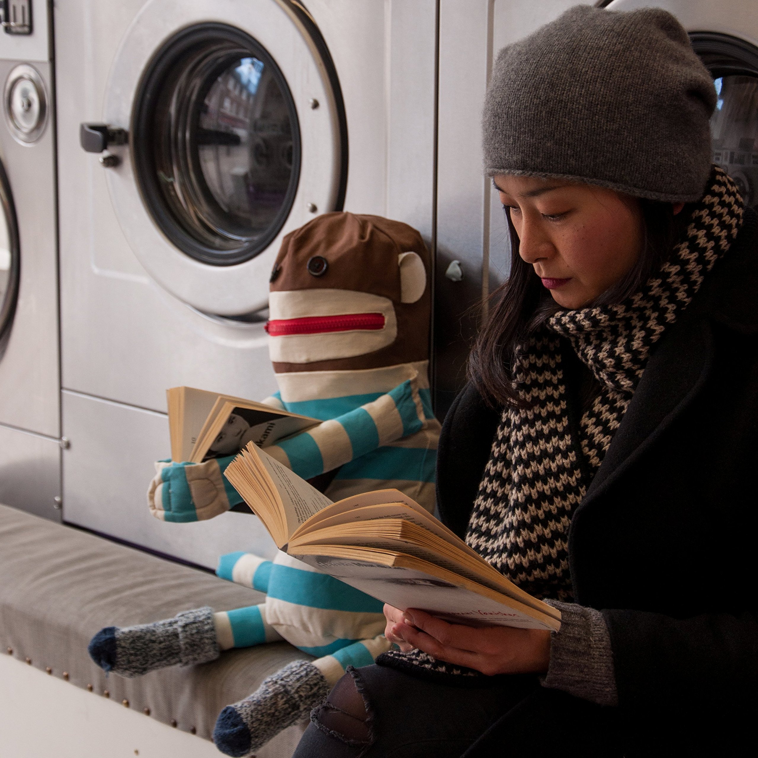 SUCK UK Sock Monkey Laundry Bag and Hanging Washing Basket with Velcro Hands, Multicolor