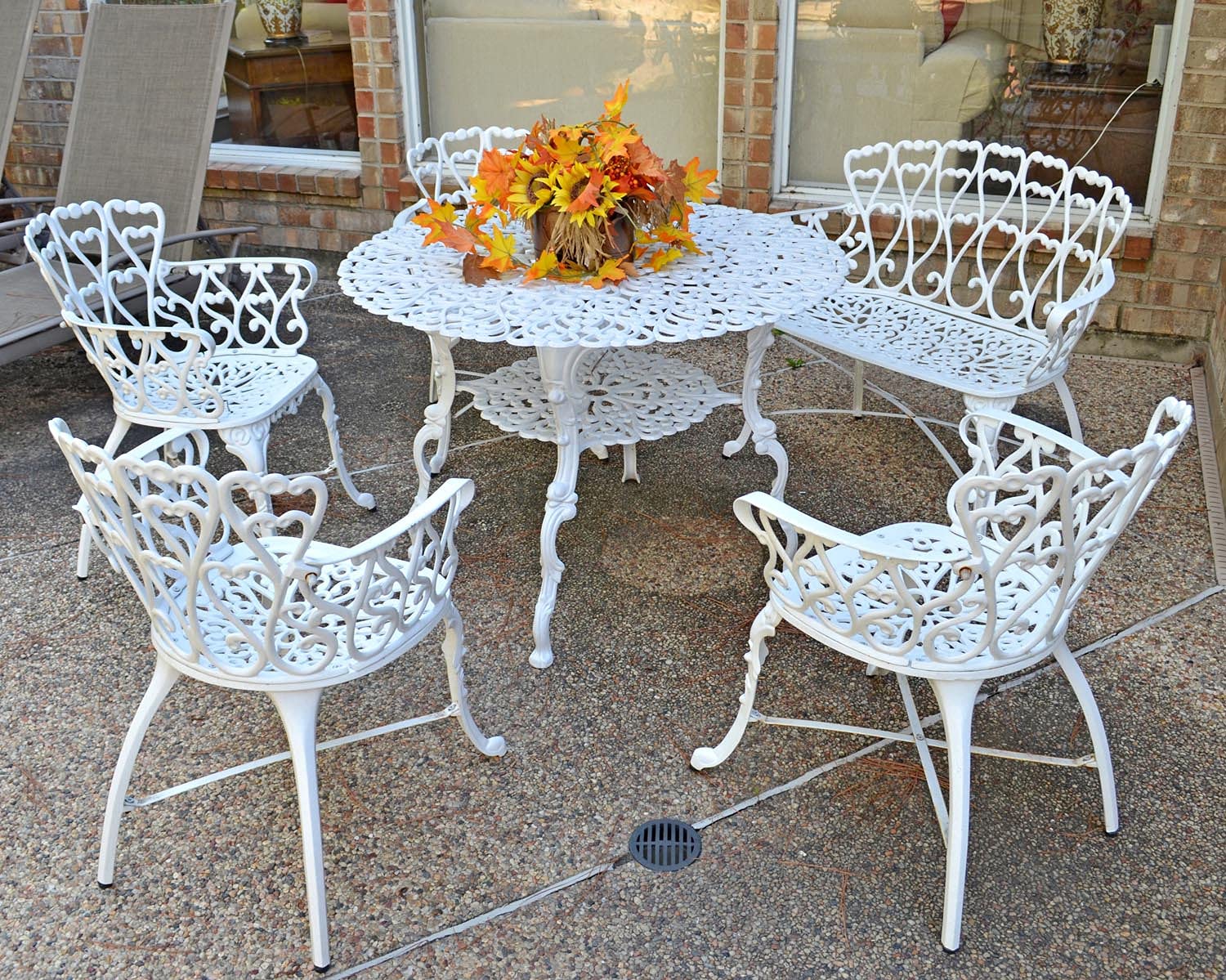 Westcharm White Cast Aluminum 2-Person Bench for Outdoor Garden Patio Yard Park Lawn with White Heart | Antique Victorian Dining Loveseat