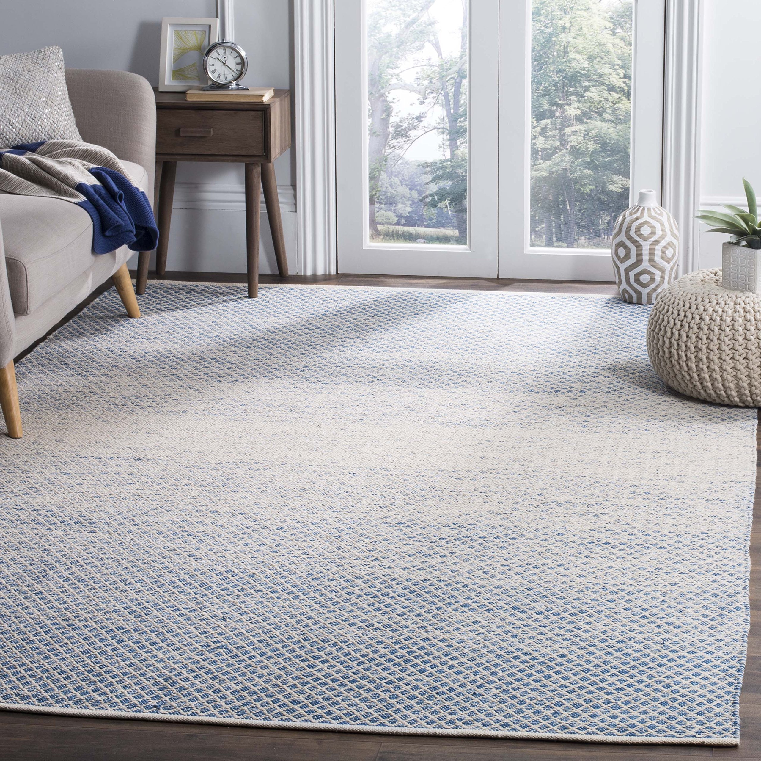 SAFAVIEH Montauk Collection Area Rug - 6' x 9', Blue & Ivory, Handmade Cotton, Ideal for High Traffic Areas in Living Room, Bedroom (MTK601B)