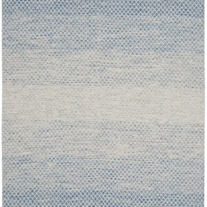 SAFAVIEH Montauk Collection Area Rug - 6' x 9', Blue & Ivory, Handmade Cotton, Ideal for High Traffic Areas in Living Room, Bedroom (MTK601B)